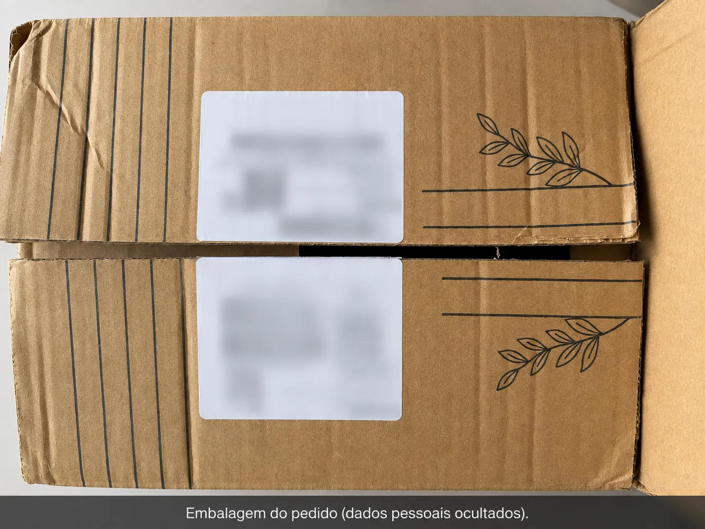 Caixa de papelão do pedido da Shopee com as etiquetas de envio